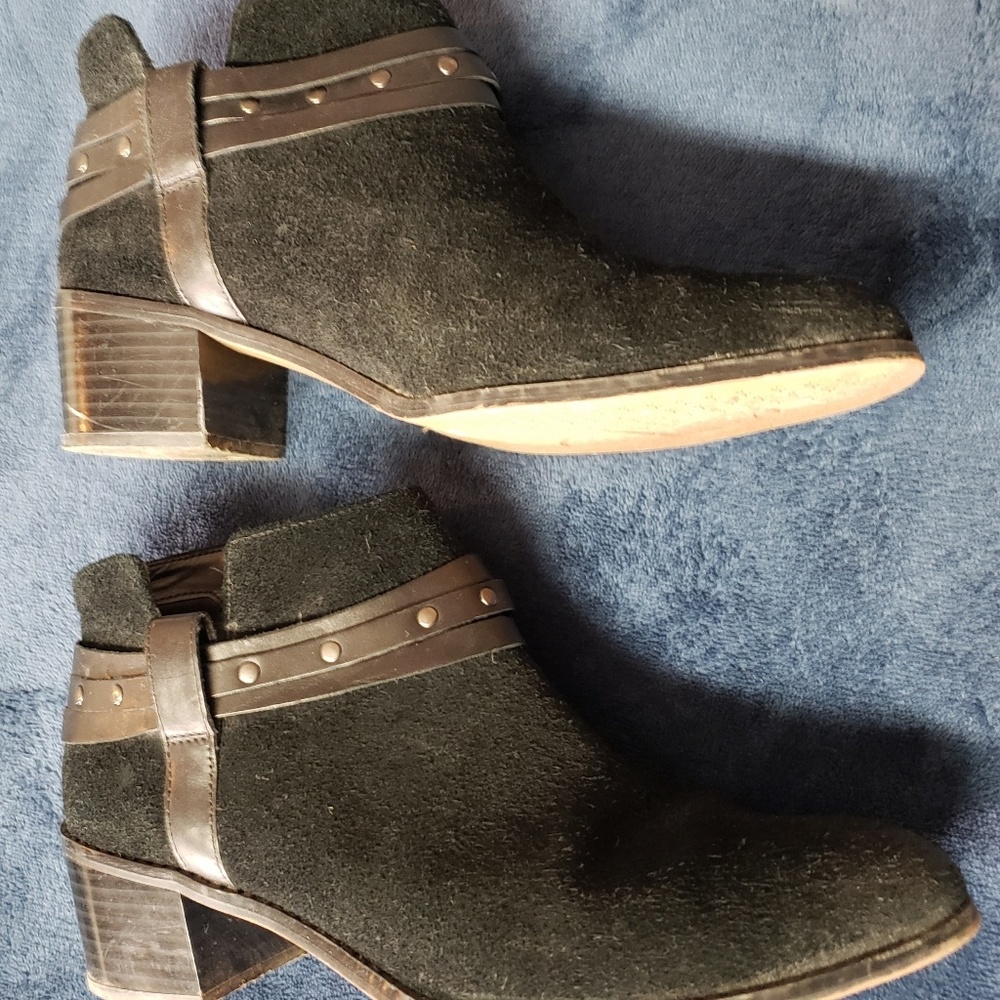 Stylish booties Black suede Clark's size 10